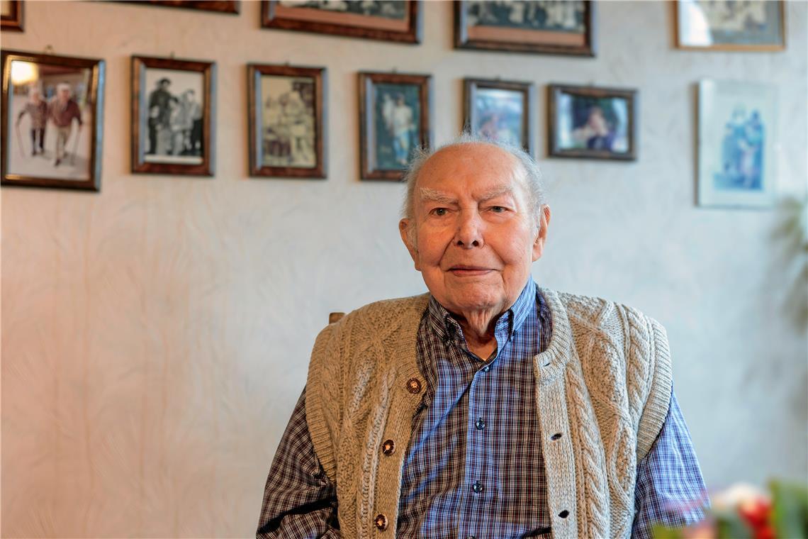 Fornsbacher feiert heute seinen 100. Geburtstag Richard Braun in seiner guten Stube, an deren Wand sich viele Familienbilder und Impressionen aus Fornsbach finden. Foto: Stefan Bossow