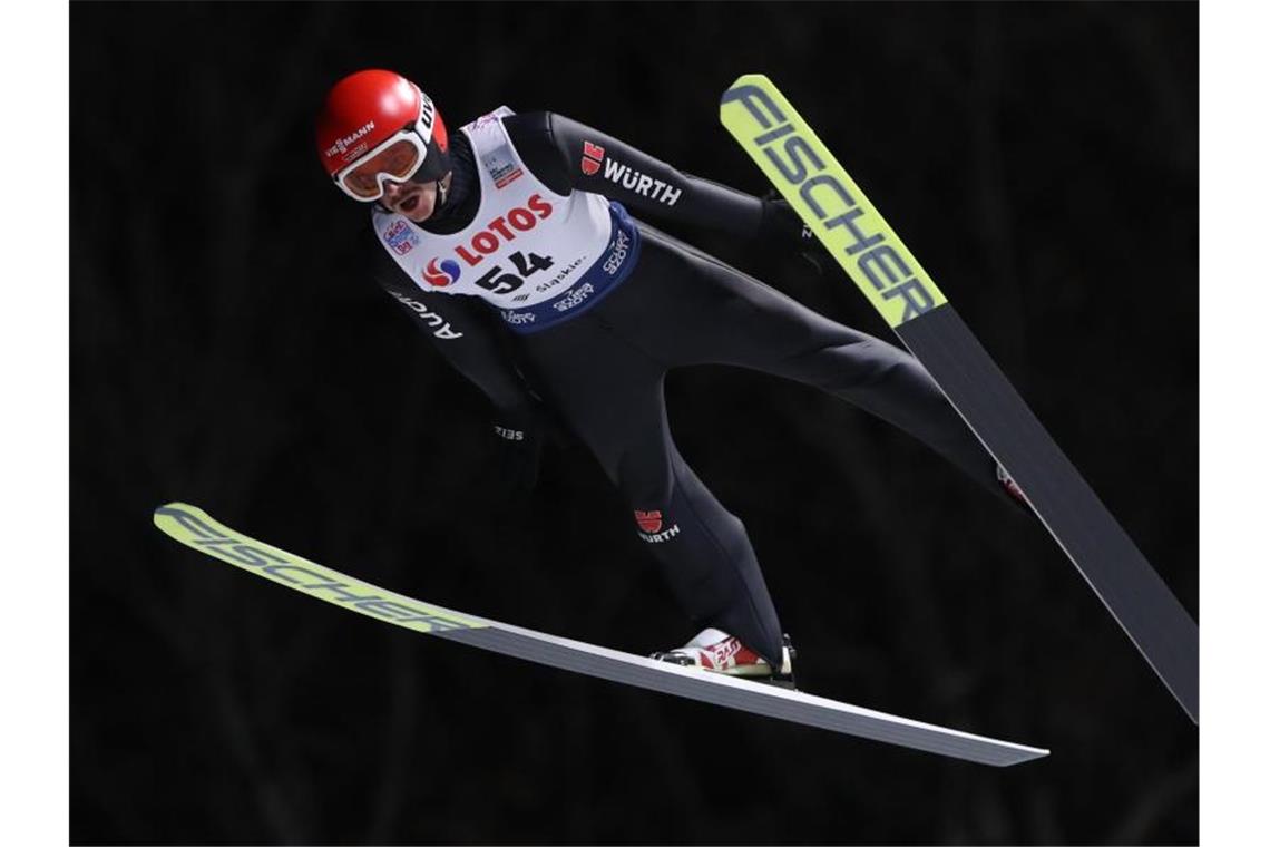 Deutsche Skispringer zum Auftakt hinterher Richard Freitag beim Sprung. Foto: Grzegorz Momot/PAP/dpa