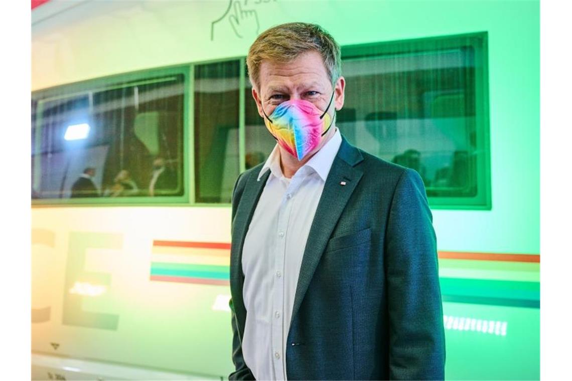 Richard Lutz, Vorsitzender der Deutschen Bahn, vor dem Regenbogen-ICE. Foto: Annette Riedl/dpa