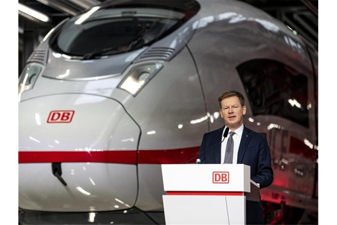 Richard Lutz, Vorstandsvorsitzender der Deutschen Bahn, bei der Präsentation des ICE 3neo in Berlin. Foto: Fabian Sommer/dpa