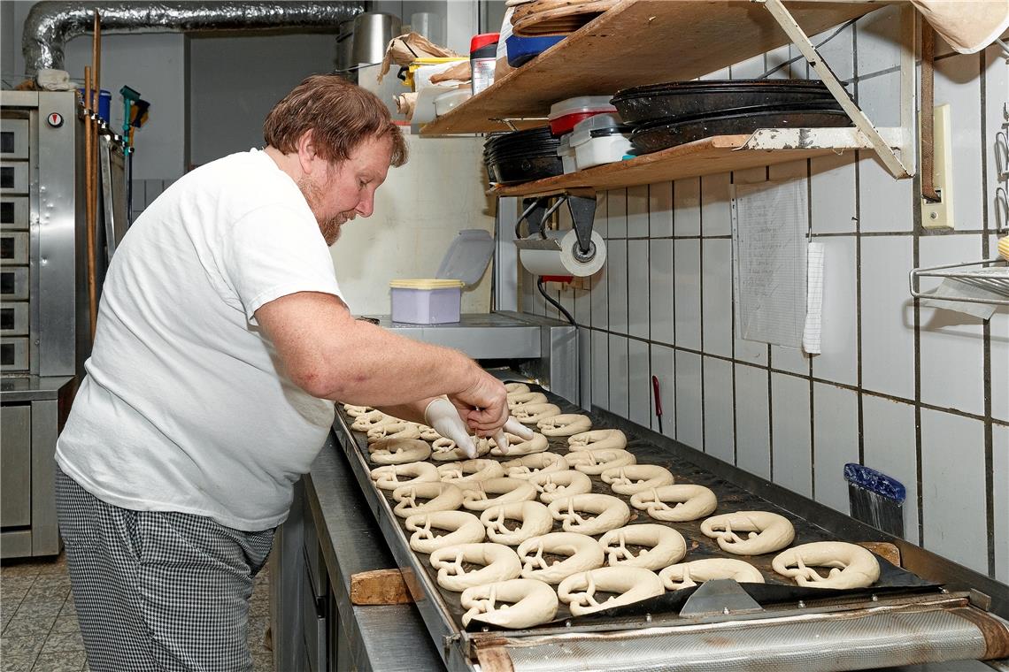 Richard Rauch verarbeitet in seiner Klosterbackstube in Murrhardt nur Biowaren. Noch kostet seine Brezel 95 Cent. Foto: Jörg Fiedler
