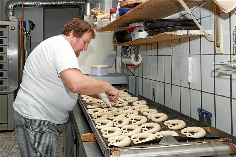 Richard Rauch verarbeitet in seiner Klosterbackstube in Murrhardt nur Biowaren. Noch kostet seine Brezel 95 Cent. Foto: Jörg Fiedler