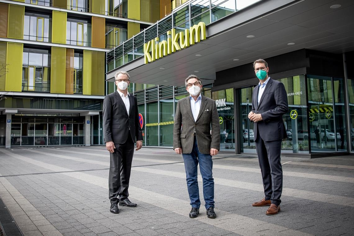 Neuer Chefarzt baut Labormedizin aus Richard Sigel (rechts) und Geschäftsführer Marc Nickel (links) begrüßen Stefan Kath (Mitte), den neuen Chefarzt der standortübergreifenden Labormedizin. Foto: M. Fuchs/Rems-Murr-Kliniken