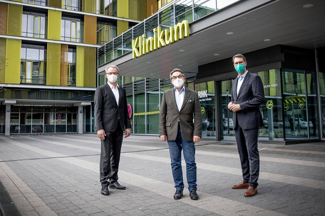 Richard Sigel (rechts) und Geschäftsführer Marc Nickel (links) begrüßen Stefan Kath (Mitte), den neuen Chefarzt der standortübergreifenden Labormedizin. Foto: M. Fuchs/Rems-Murr-Kliniken