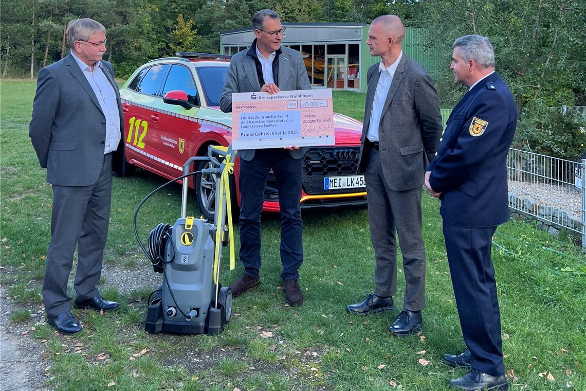 Richard Sigel (Zweiter von links) übergab die Spende an Landrat Ralf Hänsel aus Meißen (Zweiter von rechts), Ronald Voigt, Leiter des Amts für Brand- und Katastrophenschutz (links), sowie Kreisbrandmeister Thomas Fischer aus Meißen (rechts). Foto: Rems-Murr-Kreis: