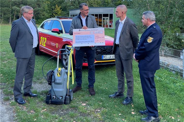 Richard Sigel (Zweiter von links) übergab die Spende an Landrat Ralf Hänsel aus Meißen (Zweiter von rechts), Ronald Voigt, Leiter des Amts für Brand- und Katastrophenschutz (links), sowie Kreisbrandmeister Thomas Fischer aus Meißen (rechts). Foto: Rems-Murr-Kreis: