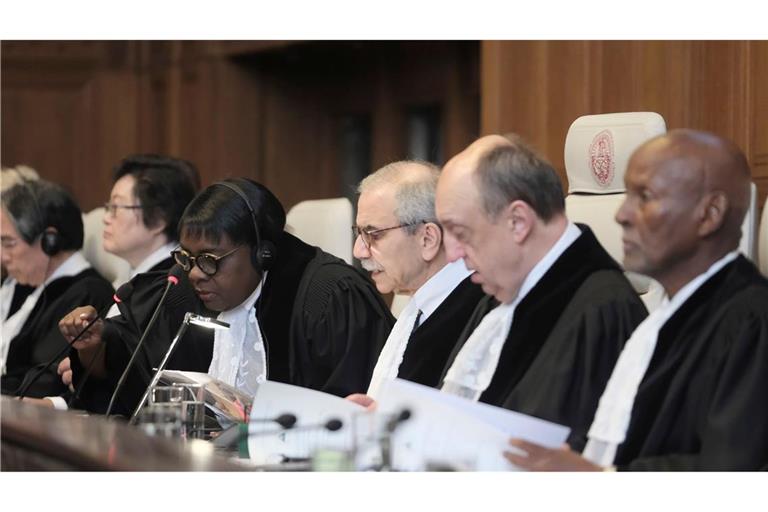 Richter Nawaf Salam (3.v.r.) zu Beginn einer zweitägigen Anhörung vor dem Internationalen Gerichtshof.