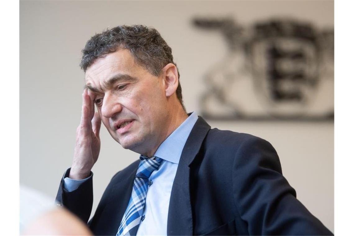 Streit um Arbeitstempo: Richter wirft BGH Verzögerung vor Richter Thomas Schulte-Kellinghaus steht in einem Gerichtssaal des OLG Stuttgart. Foto: Marijan Murat/dpa/Archivbild