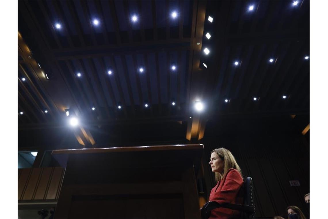 Barrett hält sich bei Streitfragen bedeckt Richterkandidatin Amy Coney Barrett hielt sich bei kontroversen Fragen bedeckt. Foto: Samuel Corum/Pool Getty Images North America/AP/dpa
