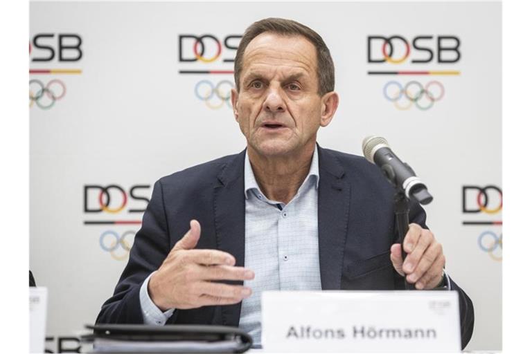 Richtet wegen der Coronavirus-Pandemie einen Appell an Sport-Deutschland: DOSB-Boss Alfons Hörmann. Foto: Frank Rumpenhorst/dpa