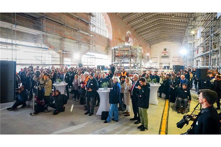 Richtfestgäste statt Reisende in der großen Halle des Hauptbahnhofs.