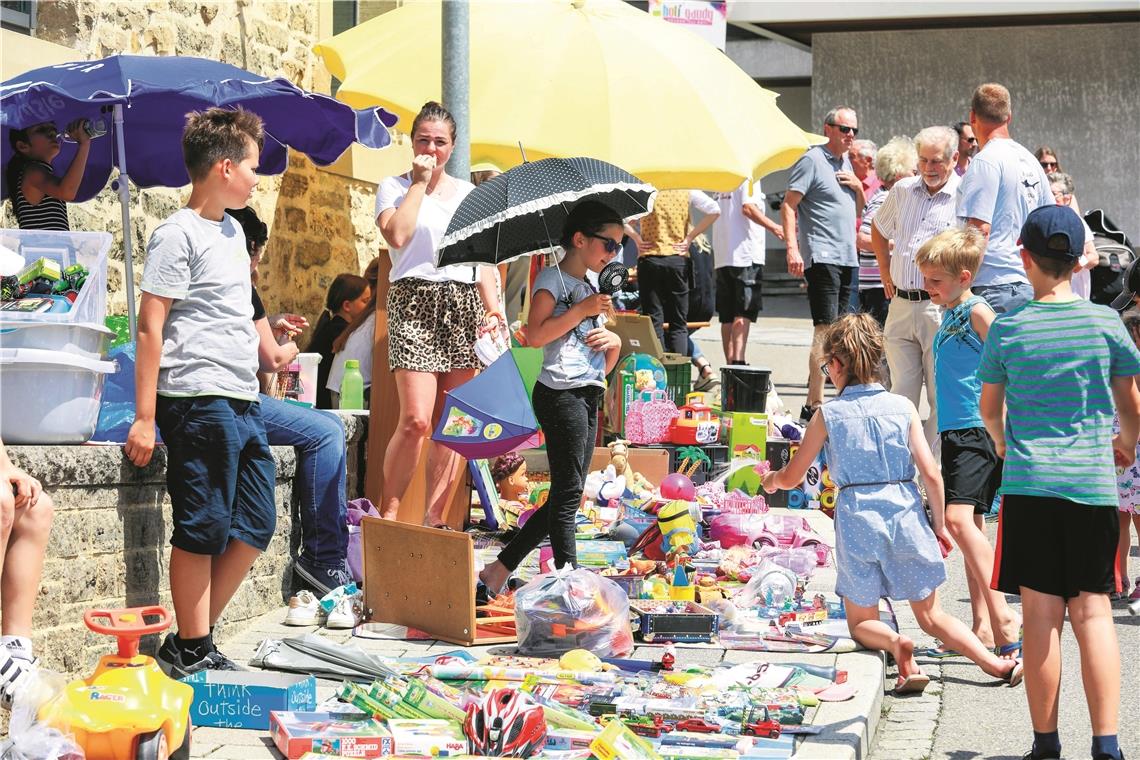 Kleine Verkäufer machen gute Geschäfte Richtig viel los war beim Kinderflohmarkt auf dem Kirchberger Bürgerfest. Foto: A. Becher