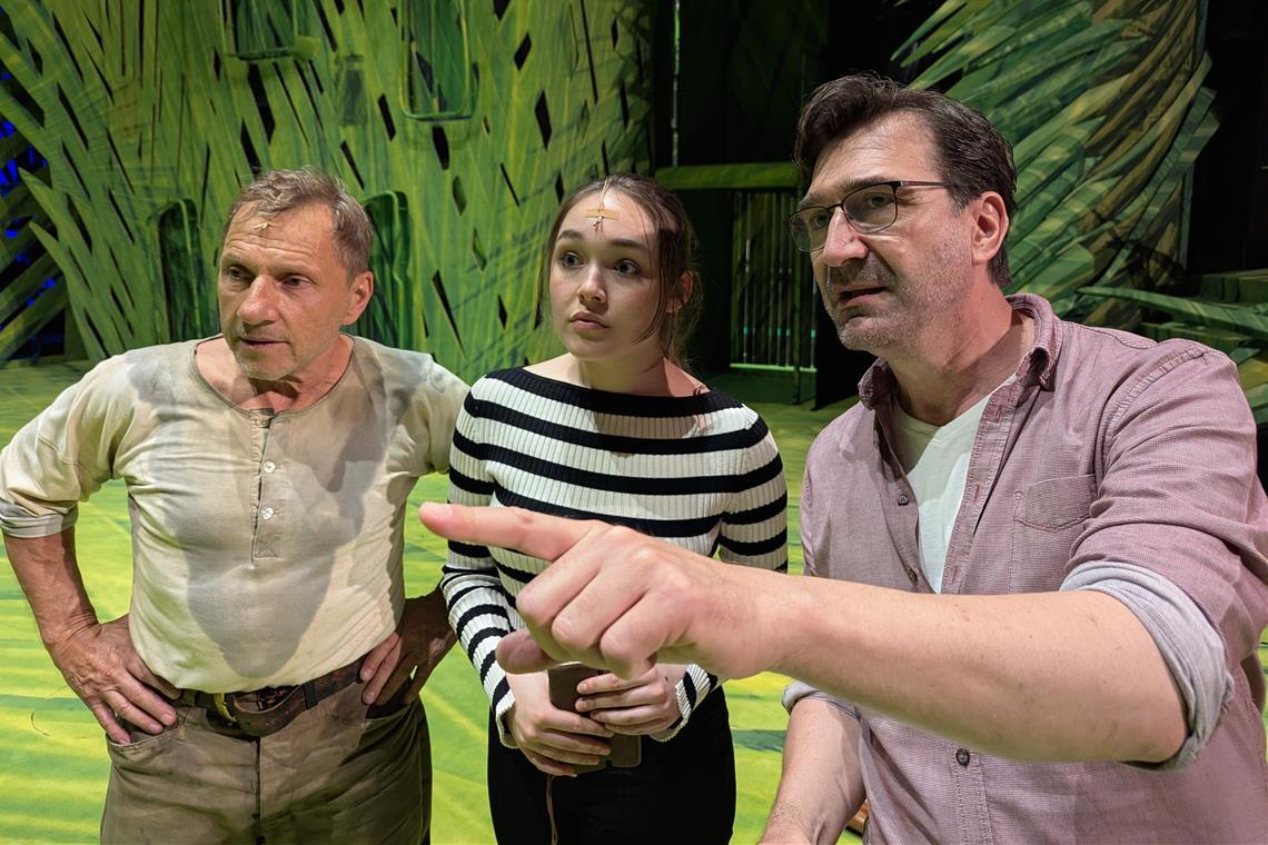 Weissacher gibt Tarzan und Co. Bühnentipps Richy Müller (links) wird von Alexander Grünwald in seine Gastrolle eingewiesen, ebenso wie Leonie Hammel. Foto: Michael Moore