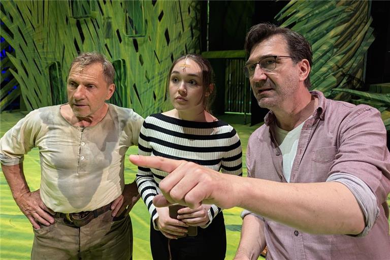 Richy Müller (links) wird von Alexander Grünwald in seine Gastrolle eingewiesen, ebenso wie Leonie Hammel. Foto: Michael Moore