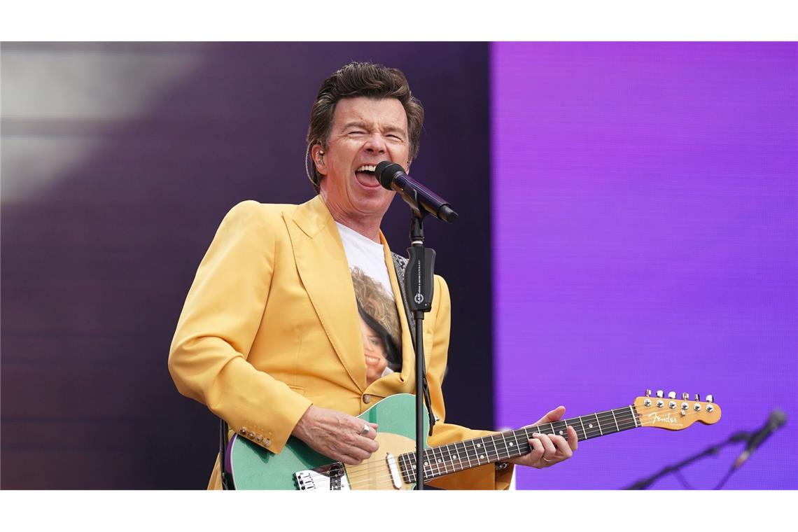 Rick Astley greift gern mal in die Saiten. (Archivbild)