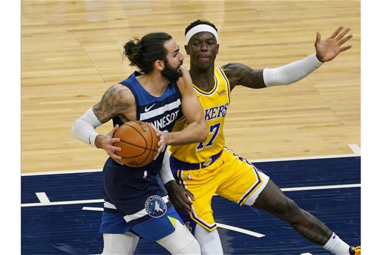 Ricky Rubio (l) von den Minnesota Timberwolves und Dennis Schröder von den Los Angeles Lakers in Aktion. Foto: Jim Mone/AP/dpa