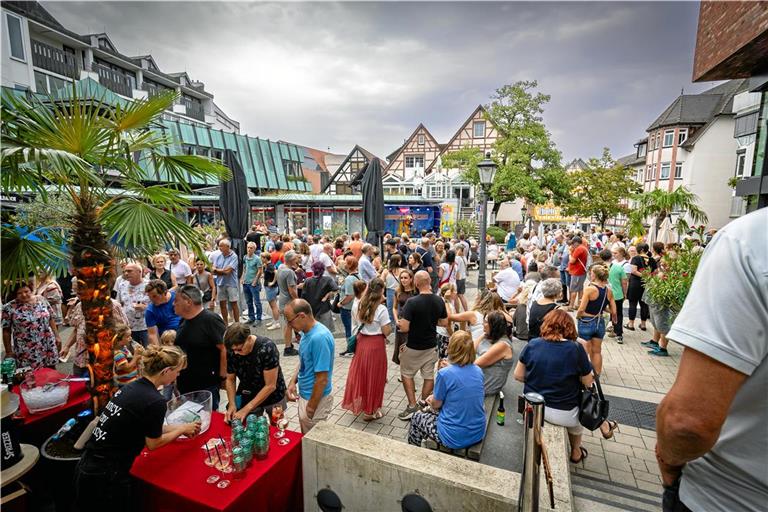 Ricky Vicente spielte zum Auftakt vor zahlreichen Besuchern am Obstmarkt. Foto: Alexander Becher