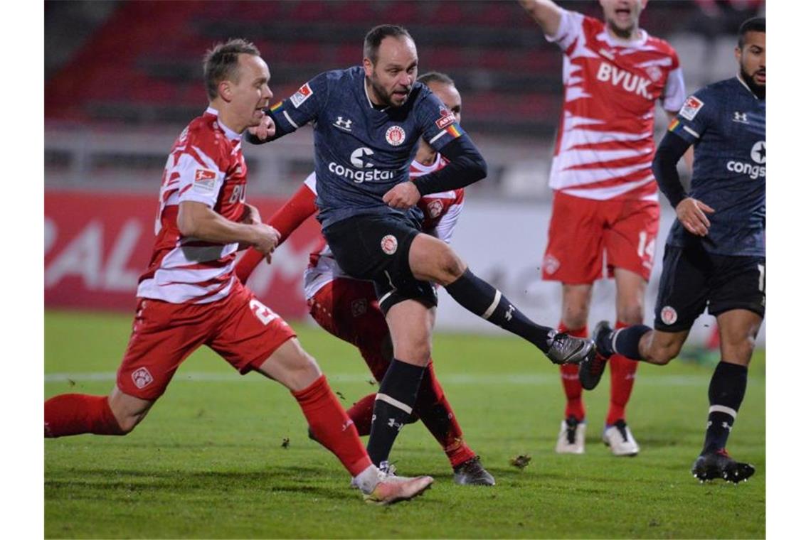 Rico Benatelli (M) rettet dem FC St. Pauli einen Punkt in Würzburg. Foto: Timm Schamberger/dpa