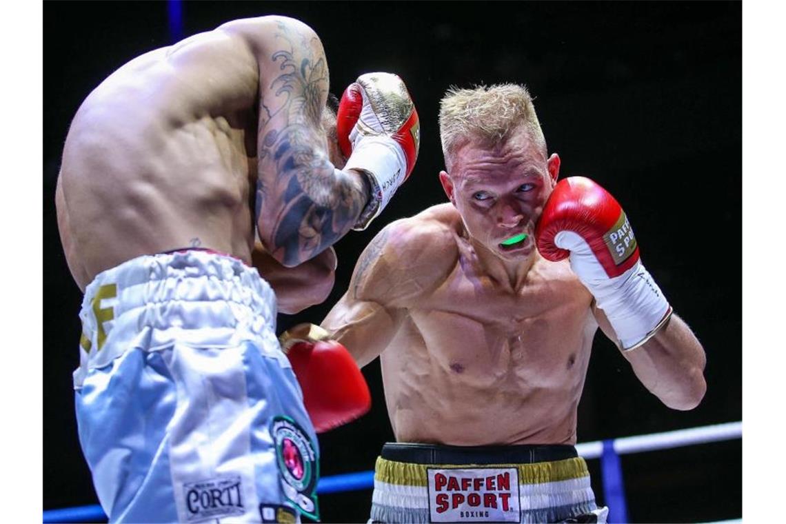 Boxer Müller wünscht sich Rückkampf gegen Ponce Rico Müller (r) beim Fight gegen Jeremias Ponce. Foto: Andreas Gora