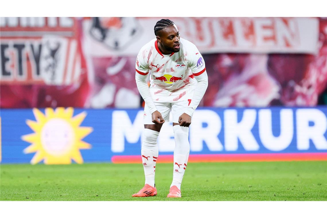Superstar oder Ersatzmann? Das wurde aus den U-21-Europameistern von 2021 Ridle Baku, RB Leipzig: Mit zwei Toren und drei Vorlagen war Ridle Baku – benannt nach Fußball-Legende Karl-Heinz-Riedle – maßgeblich am Turniersieg beteiligt. Der 27-Jährige ist vielseitig einsetzbar und kann jede Position auf der rechten Seite bekleiden. Der Deutsche mit kongolesischen Wurzeln spielte in der Jugend für den 1. FSV Mainz, ehe er 2020 zum VfL Wolfsburg wechselte. Nach einigen inkonstanten Saisons ist der einstige Hype um den Schienenspieler jedoch wieder abgeflacht. Seit Januar kickt Baku für RB Leipzig.