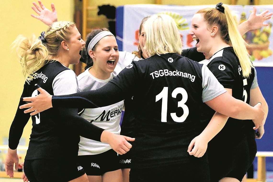 Riesenfreude bei Backnangs Regionalliga-Volleyballerinnen. Sie bezwangen Ludwigsburg mit 3:1 und feierten den ersten Saisonsieg. Foto: T. Sellmaier