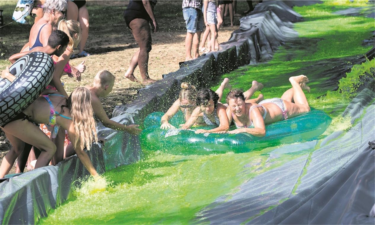 120 Meter pures Rutschvergnügen Riesengaudi auf der Riesenrutsche: Die Badegäste hatten sichtlich Spaß. Foto: J. Fiedler