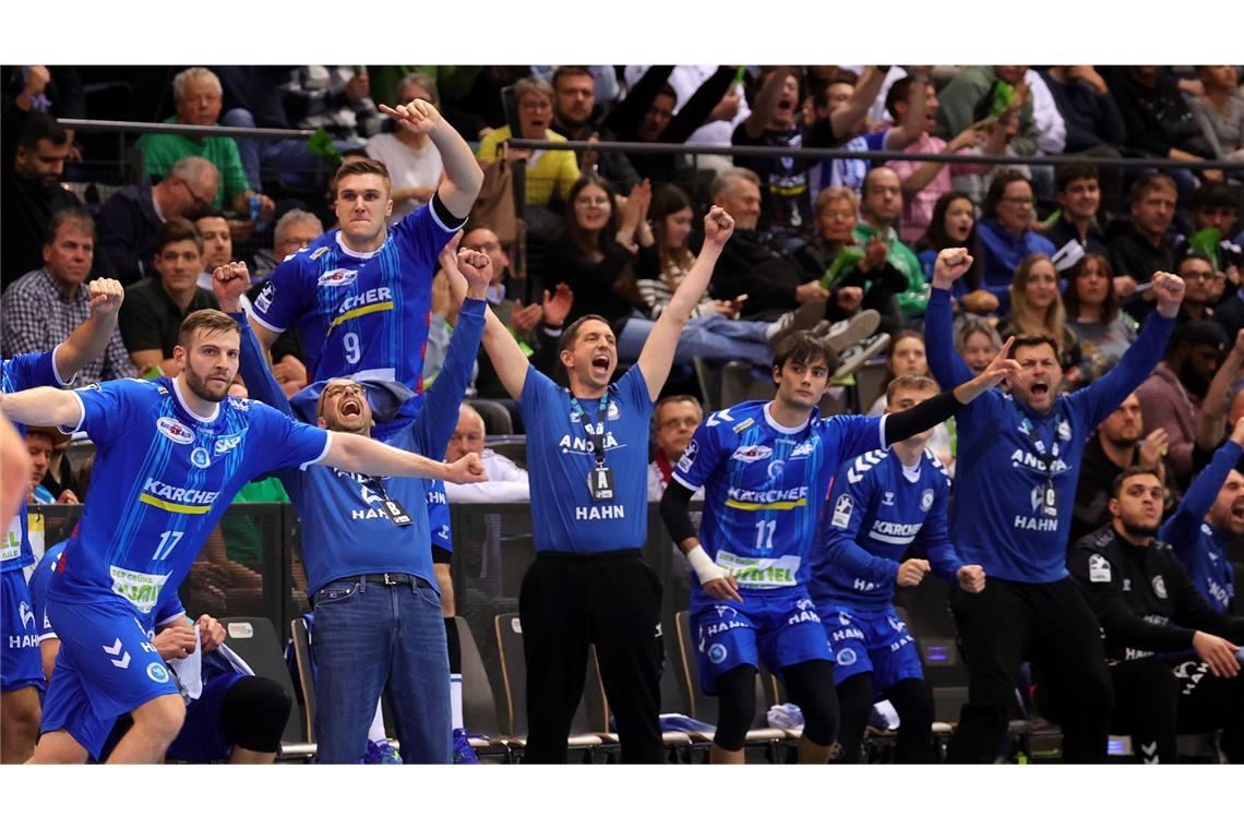 TVB Stuttgart fertigt Frisch Auf Göppingen im Derby ab Riesenjubel auf der TVB-Bank.