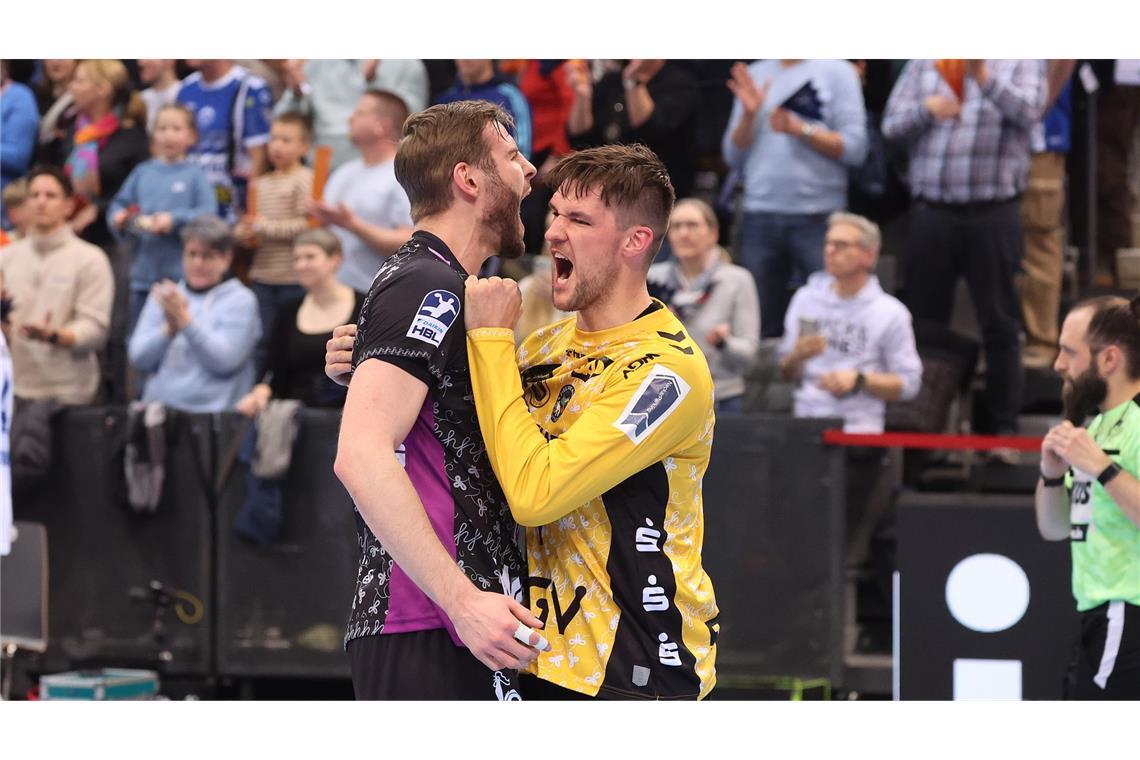 Riesenjubel bei  den TVB-Spielern Samuel Röthlisberger (li.) und Mateusz Kornecki nach dem Erfolg gegen Eisenach.