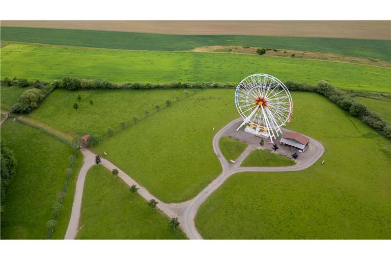 Riesenrad in der Landschaft: Das Riesenrad des Sonnenlandparks steht bei Lichtenau im Landkreis Mittelsachsen. Am gleichen Tag wurde hier der Grundstein für eine 65 Meter hohe Erlebnispyramide gelegt.