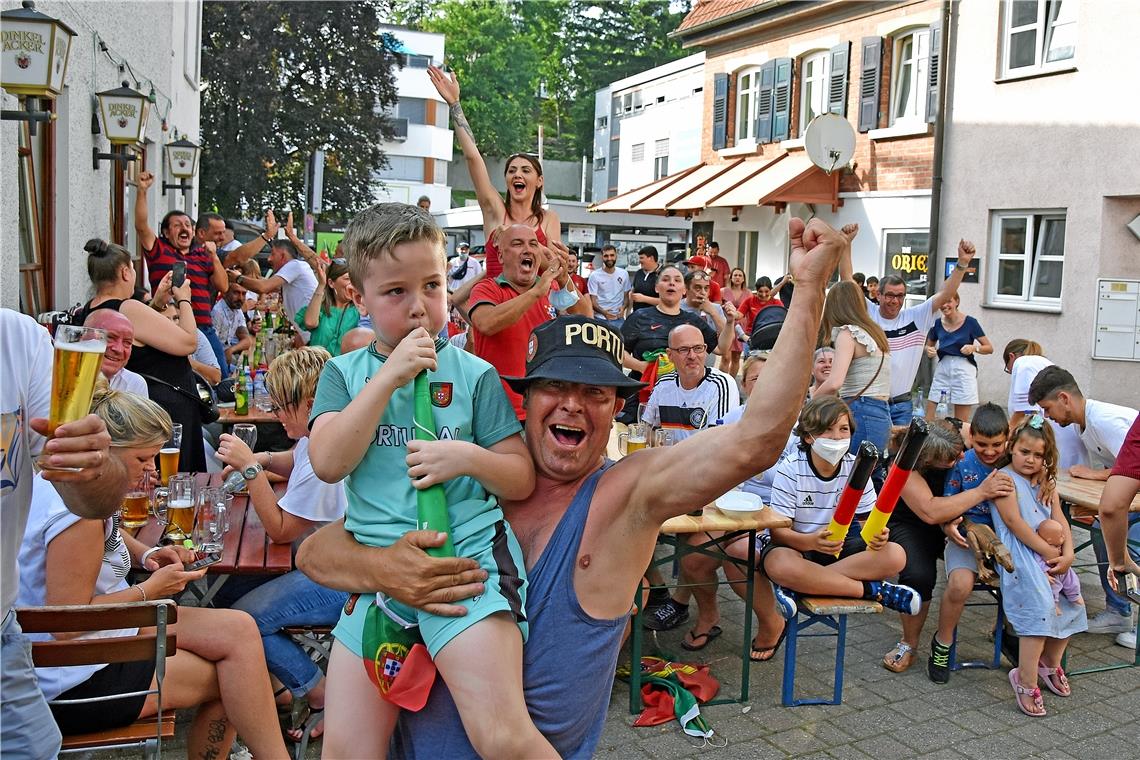 Riesig ist der Jubel beim portugiesischen Führungstor. Die mitreißende Stimmung ist der Grund, weshalb auch immer viele deutsche Fans zum Fußballgucken ins „Portugal“ kommen. Fotos: T. Sellmaier