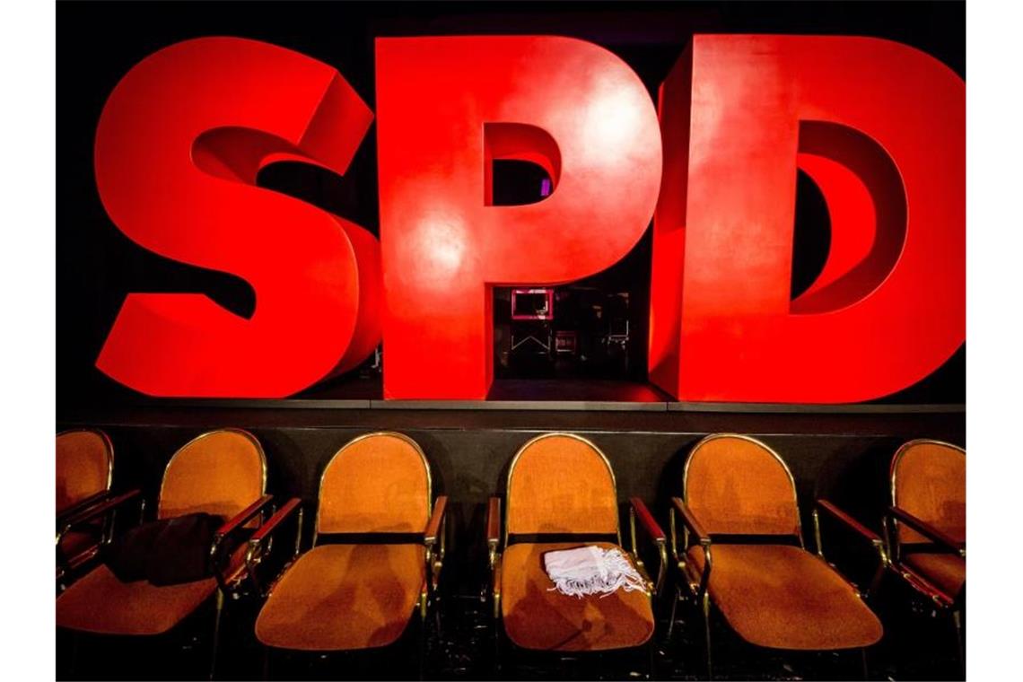 Riesige Buchstaben bilden Logo der Partei SPD. Foto: Christoph Schmidt/Archivbild