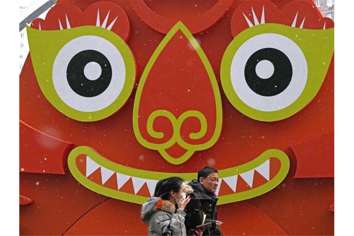 Chinesen in aller Welt begrüßen das Jahr des Tigers Riesige Dekoration für das chinesische Neujahrsfest in Peking. Foto: Ng Han Guan/AP/dpa