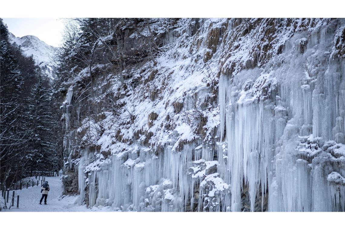 Riesige Eiszapfen hängen an einer Felswand in St. Gallen in der Schweiz.