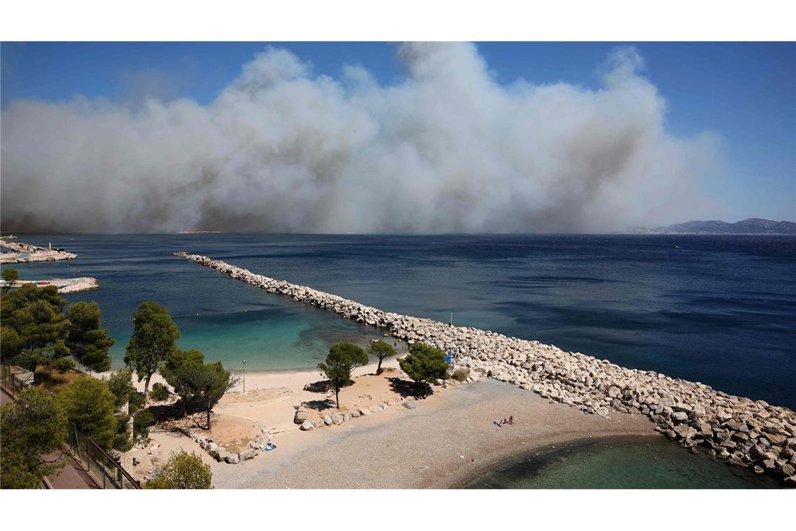 Riesige Rauchwolken: Feuer bei Marseille ängstigt Bewohner Riesige Rauchwolken versetzen die Bewohner von Marseille in Schrecken.