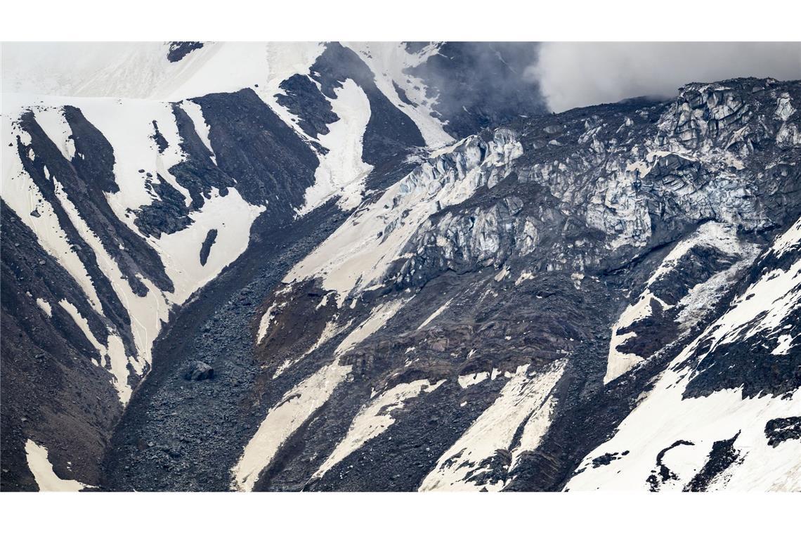 Riesige Schuttmassen drücken den Gletscher Richtung Tal.
