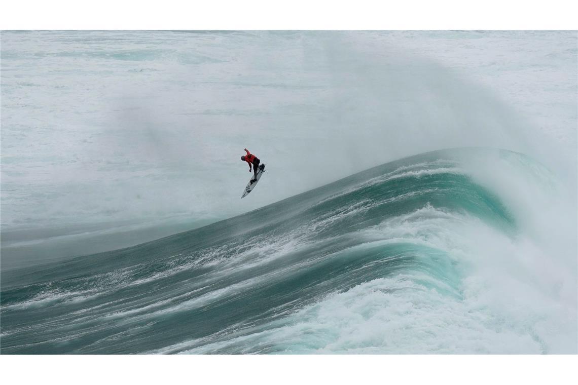 Riesige Wellen sind in Nazare, Portugal, keine Seltenheit: Während der Nazare Big Wave Challenge am Praia do Norte nutzt Pierre Rollet aus Frankreich diese zum Surfen.