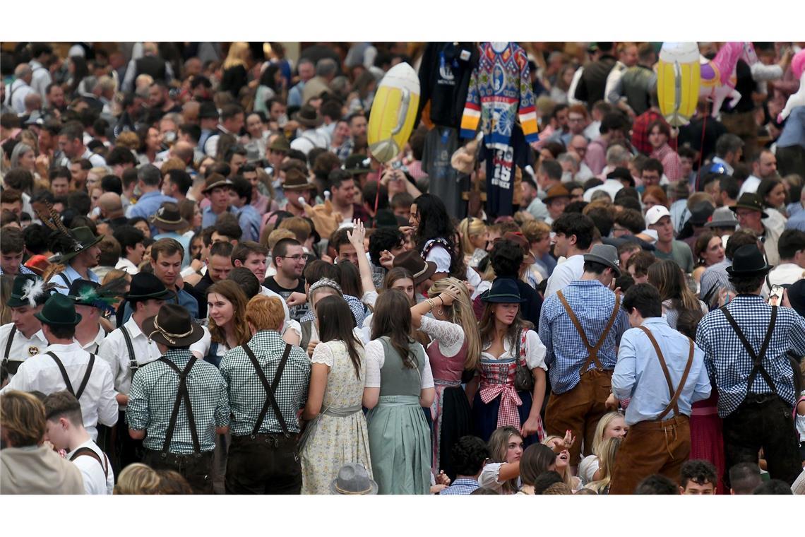 Bilder des Tages Riesiger Andrang auf der Wiesn: Gäste feiern im Hofbräuzelt auf dem Oktoberfest.