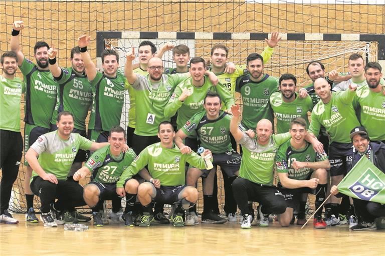 Riesiger Jubel bei den Handballern aus Oppenweiler und Backnang sowie ihrem brasilianischen Edelfan Marcelo Bar (unten rechts), nachdem der Klassenverbleib geschafft war. Dank des unerwarteten Auswärtssiegs findet eine schlecht gestartete Runde doch noch ein gutes Ende. Fotos: A. Hornauer