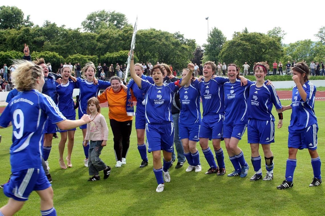 Sportliches Auf und Ab prägt die 100 Jahre des TSV Rietenaus Fußballerinnen feiern 2009 den Aufstieg in die Landesliga. Foto: A. Wahl