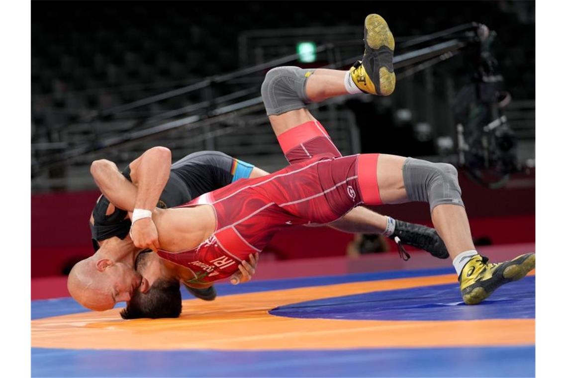 Ringer Frank Stäbler (hinten) kämpft in Tokio um die Bronzemedaille. Foto: Wang Yuguo/XinHua/dpa