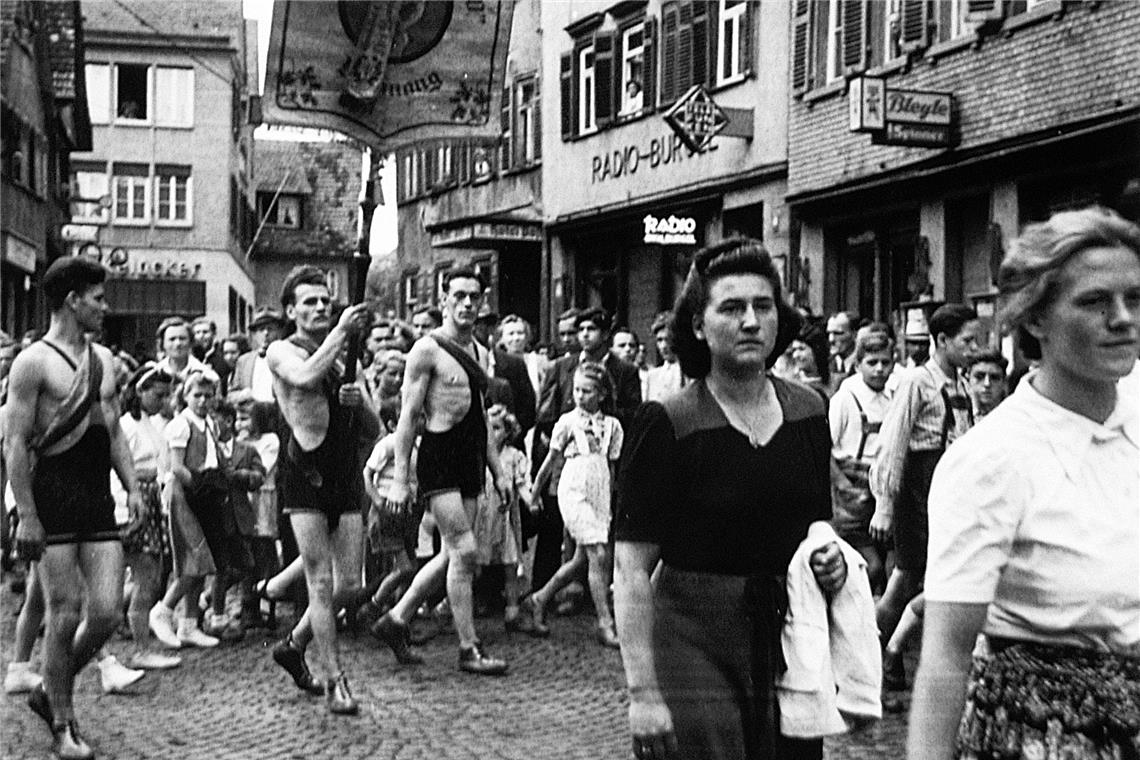 Ringer ziehen durch die Stadt – hier sind sie in der Marktstraße angekommen, um 1950.