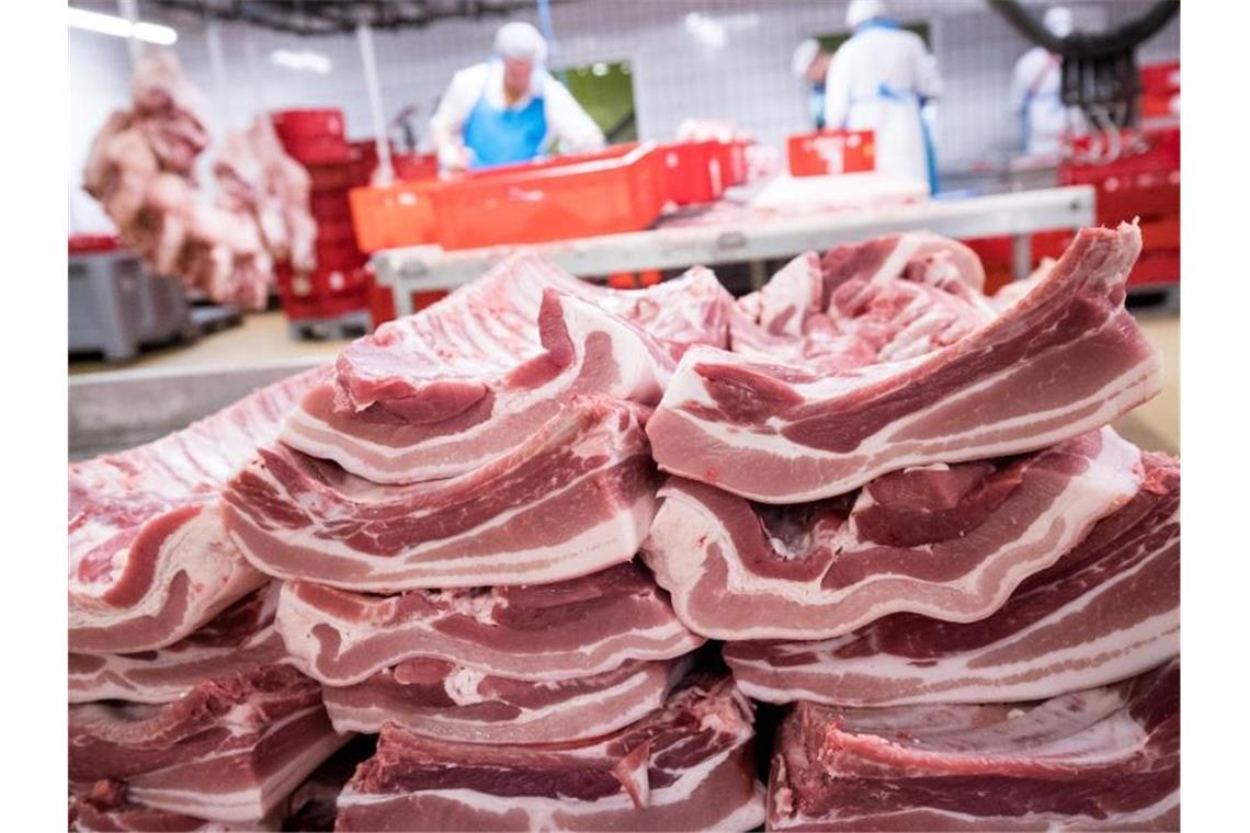 Rippen und Bauchfleisch vom Schwein werden in einem Zerlegebetrieb auf dem Gelände des Fleischgroßmarkts (FGH) verarbeitet. Foto: Christian Charisius/dpa