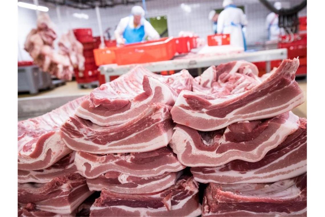 Rippen und Bauchfleisch vom Schwein werden in einem Hamburger Zerlegebetrieb verarbeitet. Foto: Christian Charisius/dpa