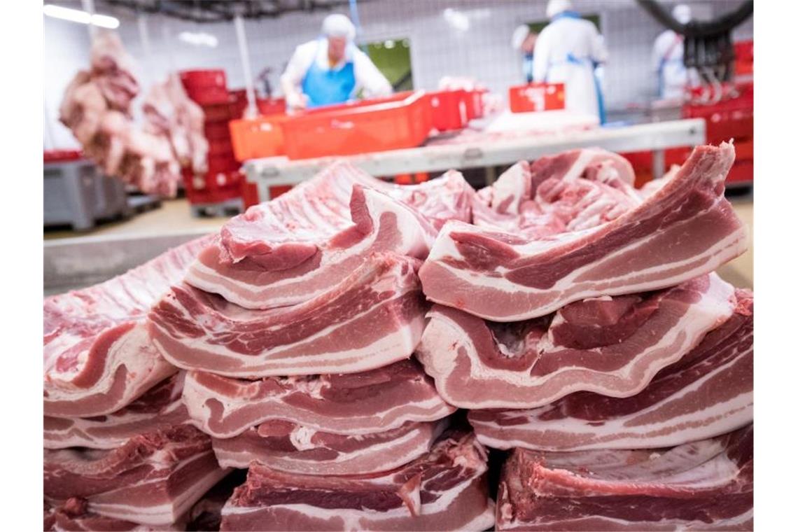 Immer mehr Schweinepest-Fälle nahe deutscher Grenze Rippen und Bauchfleisch vom Schwein werden in einem Hamburger Zerlegebetrieb verarbeitet. Foto: Christian Charisius/dpa