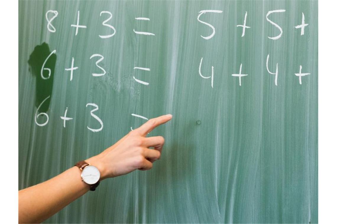 Bildungsgewerkschaft: Auch Lehrer bei PCR-Tests priorisieren Risiko-Ort Schule: Die Gewerkschaft Erziehung und Wissenschaft kritisiert, dass Kitas und Schulen nicht flächendeckend mit PCR-Lollitests versorgt wurden. Foto: Julian Stratenschulte/dpa