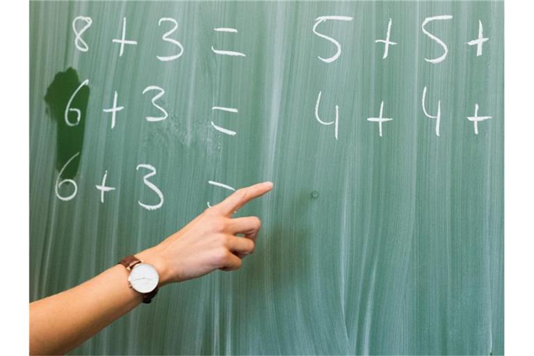 Risiko-Ort Schule: Die Gewerkschaft Erziehung und Wissenschaft kritisiert, dass Kitas und Schulen nicht flächendeckend mit PCR-Lollitests versorgt wurden. Foto: Julian Stratenschulte/dpa