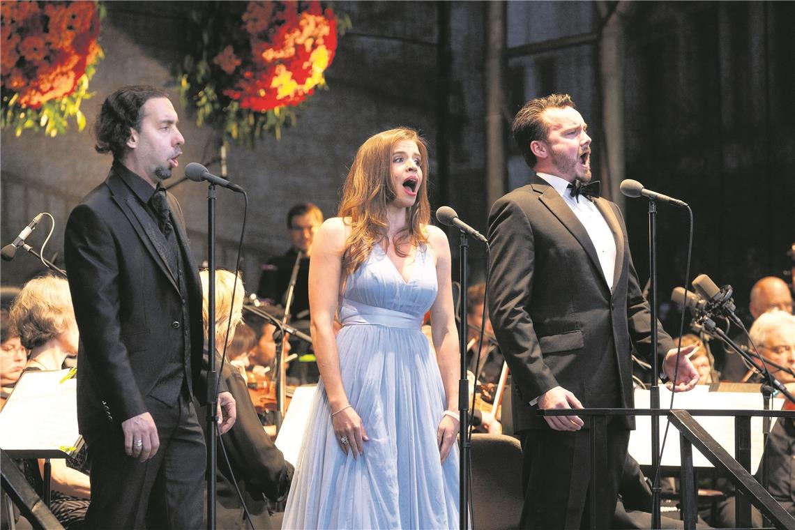 Rissen die Zuschauer und Zuhörer auf dem Backnanger Marktplatz mit ihrem Gesang mit: die Solisten (von links) Matias Tosi (Bass-Bariton), Jana Marie Gropp (Sopran) und Aaron Cawley (Tenor).