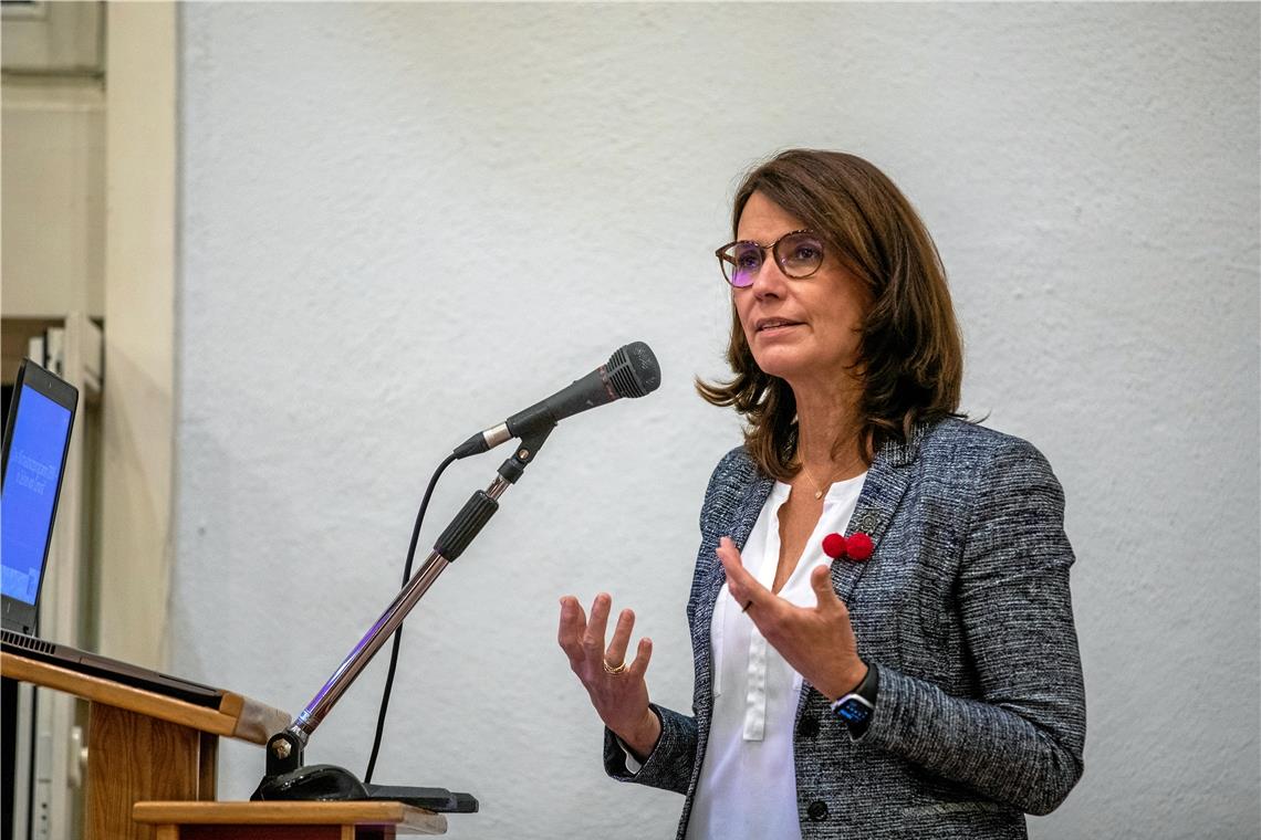 Rita Schwarzelühr-Sutter spricht im Bürgerhaus in Unterweissach über Themen wie „Green Deal“, bei denen man alle Bürger mitnehmen müsse. Foto: A. Becher