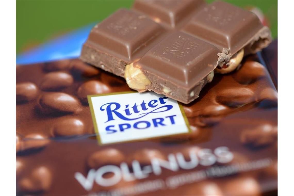 Ritter Sport hat eine ganz eigene Erklärung für den Misserfolg der hauseigenen Bio-Linie: Offenbar sei vielen Menschen Bio-Qualität bei Schokolade nicht so wichtig wie bei anderen Lebensmittelprodukten, heißt es von Unternehmensseite. Foto: picture alliance / Patrick Seeger/dpa