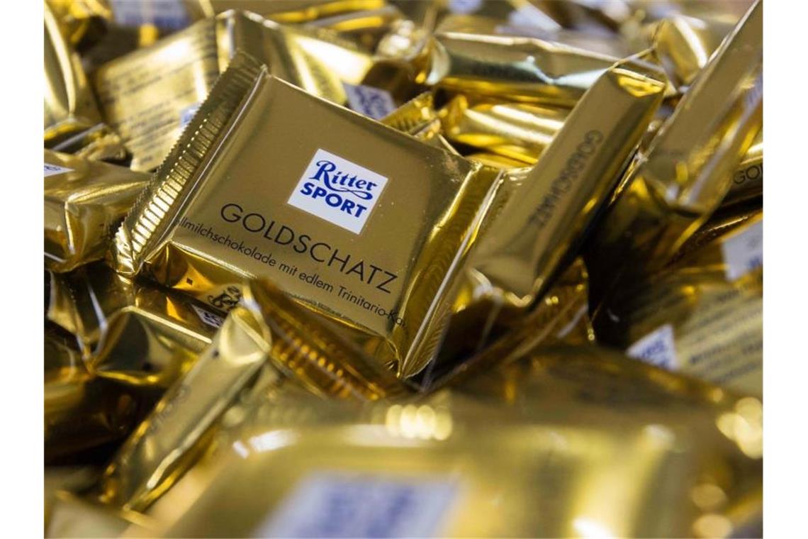 Ritter Sport Mini-Tafeln der Sorte „Goldschatz“ des Herstellers Ritter Sport. Foto: Daniel Maurer/dpa